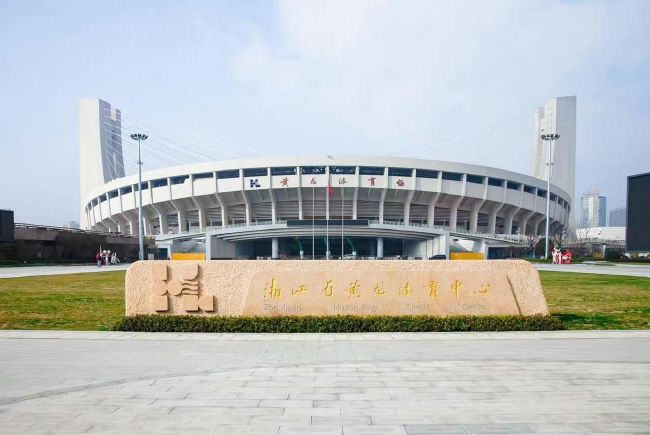 说罢，她立刻找出一副口罩和墨镜，递给若离，开口道：口罩和墨镜戴好，你身份特殊，我们路上也不方便停车吃东西，你先去车里等我，我去准备些食物，十分钟后在车里汇合。